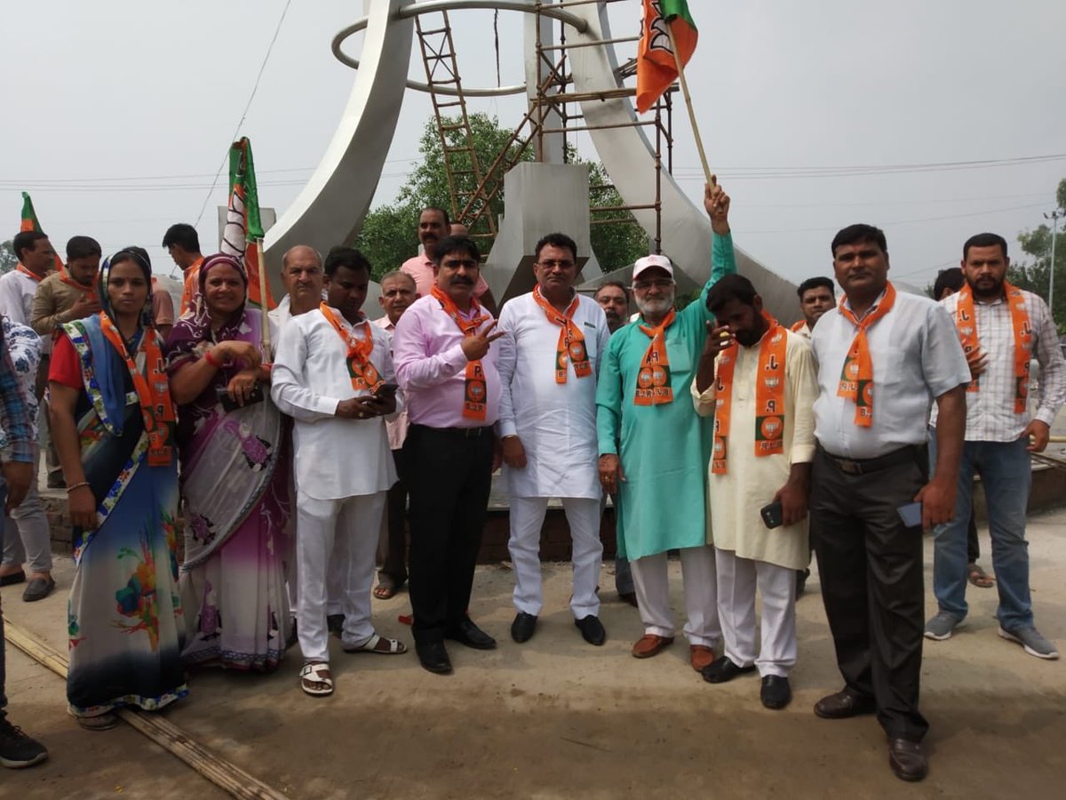 VohraBjp's tweet photo. कश्मीर से धारा 370 हटाने पर और लेह लद्दाख व जम्मू कश्मीर को केंद्र शासित प्रदेश घोषित करने पर नरेंद्र मोदी जी अमित शाह जी आपको बहुत-बहुत बधाई
इस अवसर पर ढोल बजाकर व लोगों का लड्डू से मुंह मीठा कर के एक बड़ा कार्यक्रम किया गया।
@mlkhattar @subhashbrala @Ajaygaurbjpfbd @aniljaindr https://t.co/ShGJVZZ6og