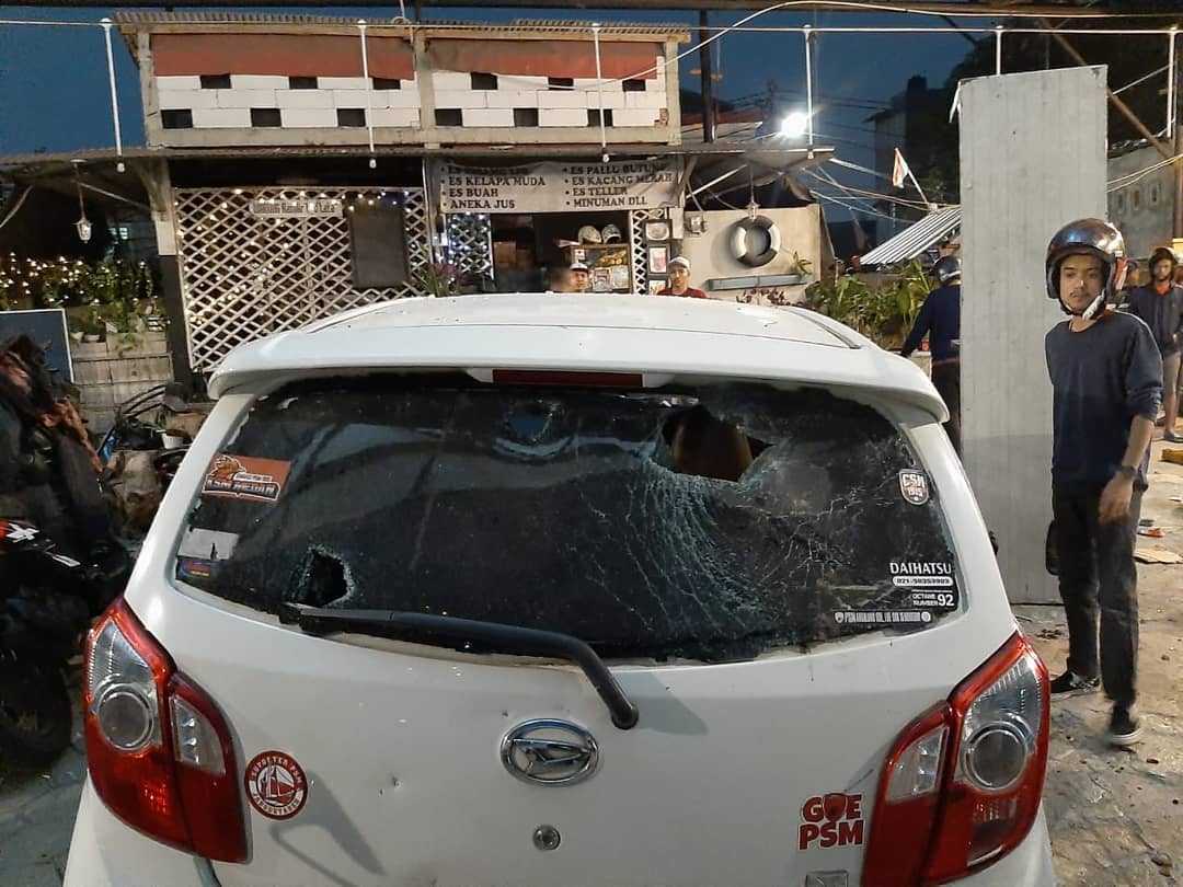Markas suporter PSM, GUE PSM di Jakarta diserang oleh pendukung Persija saat nobar, sejumlah pendukung PSM alami luka2 dan sejumlah kendaraan rusak parah

Sangat DISAYANGKAN!!