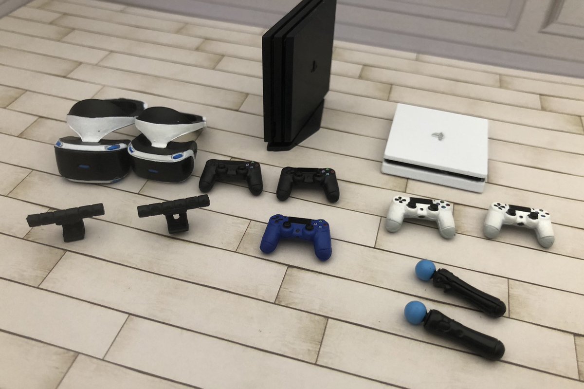 Taka Ps4 Psvr Vrは2サイズあって小さい方はトニーにぴったりでした 大きいサイズを使えばサノスにも問題なくつけられます というより少し大きいくらいです うちにはテレビがないのでつけるだけでvrで遊べません笑 カプセルトイ ガチャガチャ オモ