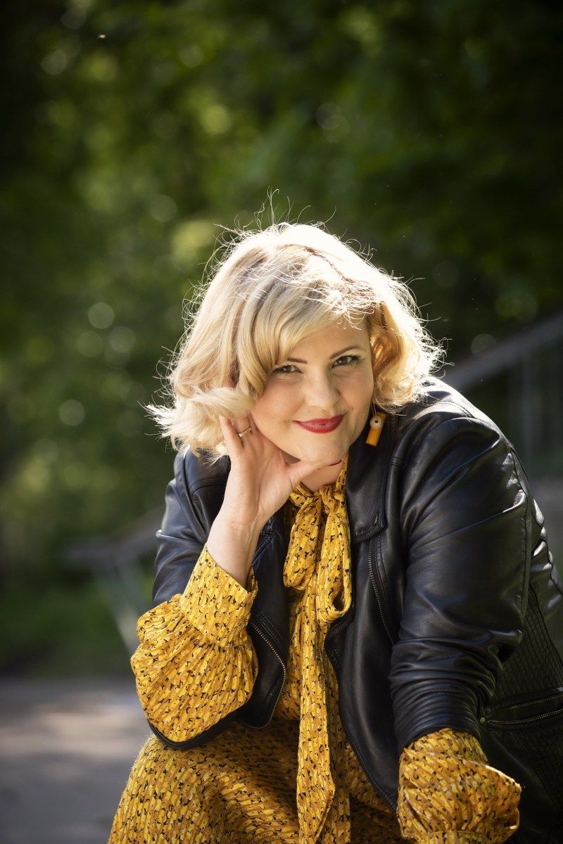 Belfasttimes's tweet photo. Lyric Theatre preview: Shirley Valentine with Tara Lynne O’Neill https://t.co/03o6EUVT8F @LyricBelfast #thebfs https://t.co/g1AdjftZ0A