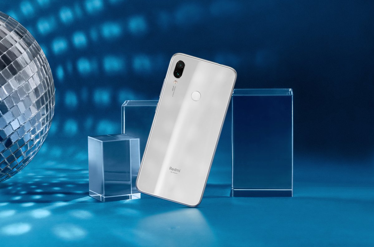 manukumarjain's tweet image. Amazingly beautiful #AstroWhite variant of #RedmiNote7Pro &amp;amp; #RedmiNote7S. Beautiful 😍

White looks really classy on the glass back (with Gorilla Glass 5). It has a pearl finish that gives different reflection from different angles. 

#Xiaomi ❤️ #48MP