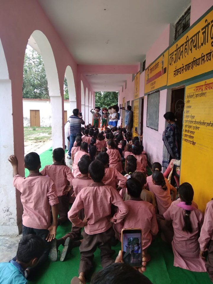 DaburIndia's tweet photo. As part of a drive to improve health standards among school students, #Dabur and #FSSAI conducted an #awareness drive in Govt Primary School, Chauna, where Safe &amp; Nutritious Food #Mascots #MasterSehat and #MissSehat spoke about benefits of nutritious food and balanced diet.
#CSR https://t.co/hxuL2NOF4R