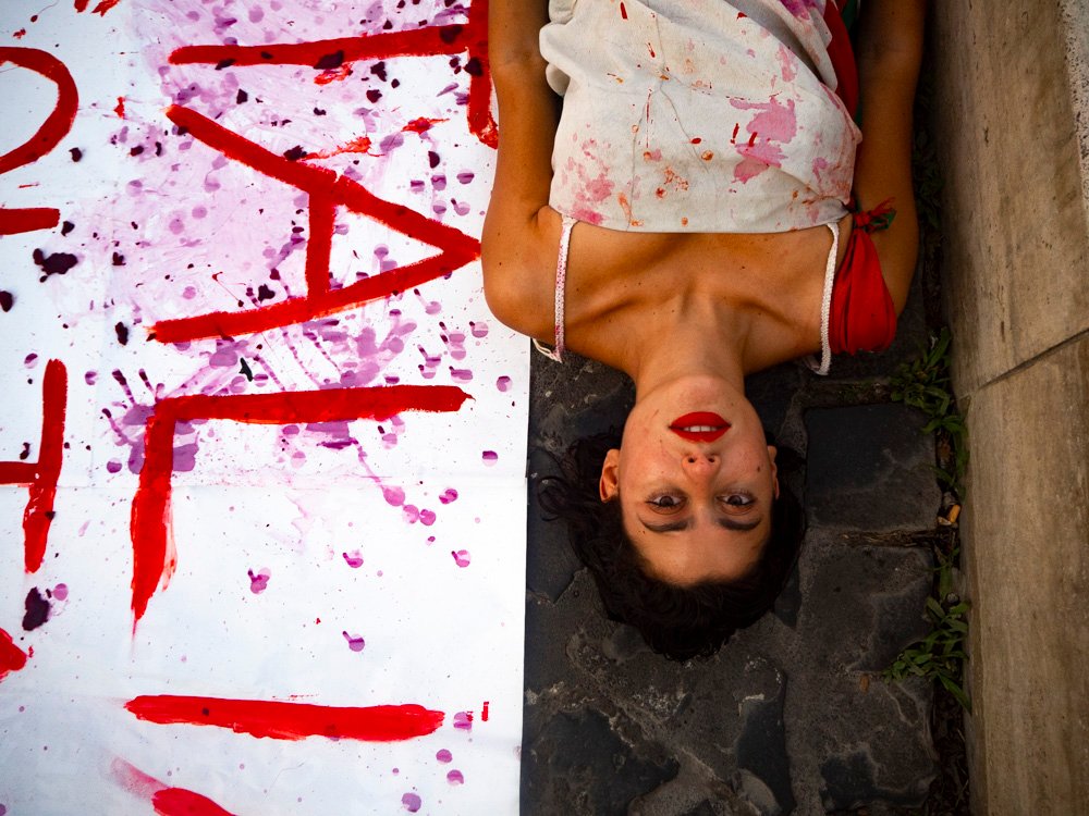 partediscorso's tweet photo. #MadeInItaly significa spesso sfruttamento. Diletta Bellotti ha iniziato una campagna di attivismo per aumentare la consapevolezza su questo tema. 🤛 #pomodorirossosangue https://t.co/IyT0IhRaEg https://t.co/2zwlLpuOIM
