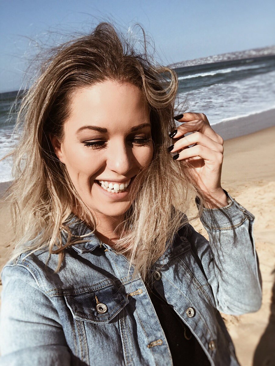 [ Falling into your ocean eyes... so beautiful and messy, it took my soul and ran... ]
•
•
•
#tuesday #thought #windinmyhair #ocean #oceaneyes #blue #smile #laugh #happy #messy #saltyair #sunshine