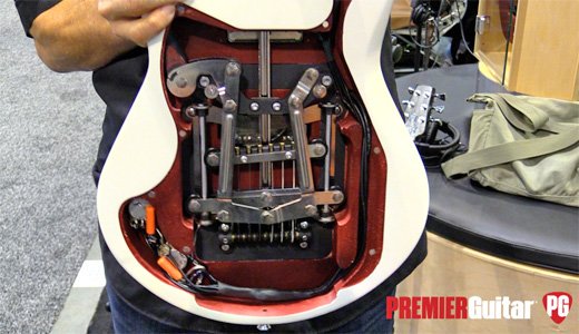 NAMM2019で発表された世界初の”折り畳める”ギター、Ciari Guitar Ascenderがえぐい。レバー操作一つでネックがかくっと曲がってコンパクトになるの楽しい。youtu.be/qylbzsgjIZ8