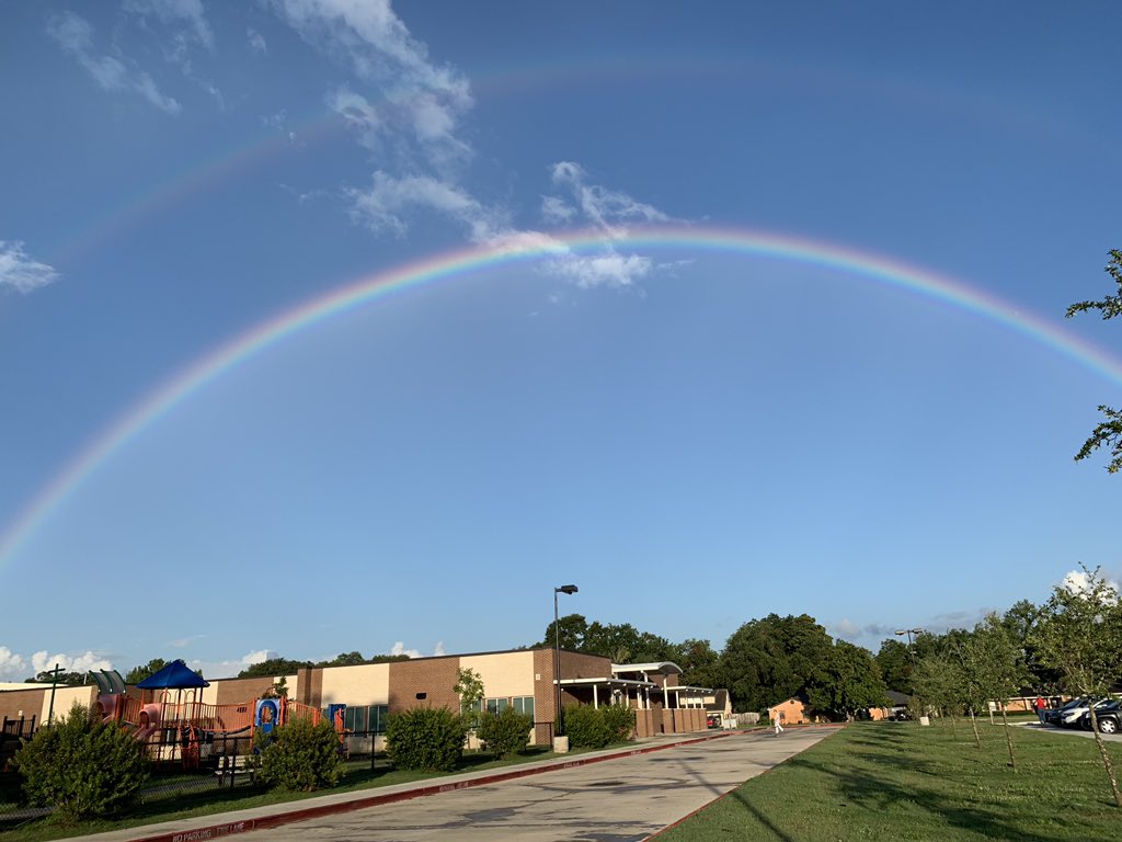lmo2117's tweet photo. Beautiful rainbow over A.P. Beutel this morning.   🌈 @APBeutelElem https://t.co/g8lSioaEOS