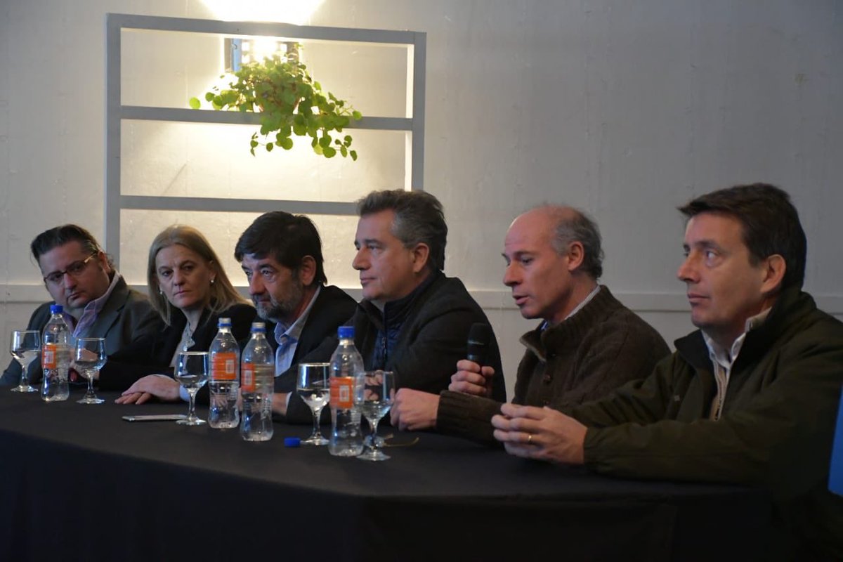lucasamadeo's tweet photo. Con la presencia del Ministro de Agricultura, Ganadería y Pesca @lmetchevehere, el Subsecretario de Agricultura Familiar @FelipeCrespo45, el presidente de la SRJM @luis_magliano, autoridades de la provincia, del @intaargentina y del @SenasaAR damos apertura a la #JATER en Córdoba https://t.co/irKA2FjvBK