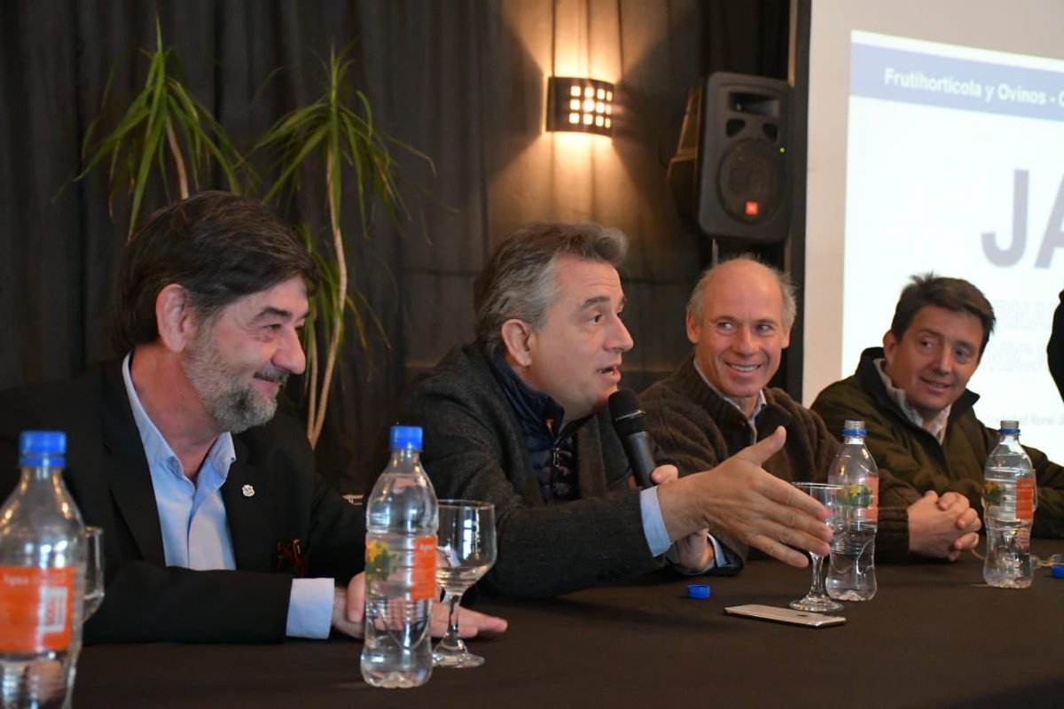 lucasamadeo's tweet photo. Con la presencia del Ministro de Agricultura, Ganadería y Pesca @lmetchevehere, el Subsecretario de Agricultura Familiar @FelipeCrespo45, el presidente de la SRJM @luis_magliano, autoridades de la provincia, del @intaargentina y del @SenasaAR damos apertura a la #JATER en Córdoba https://t.co/irKA2FjvBK