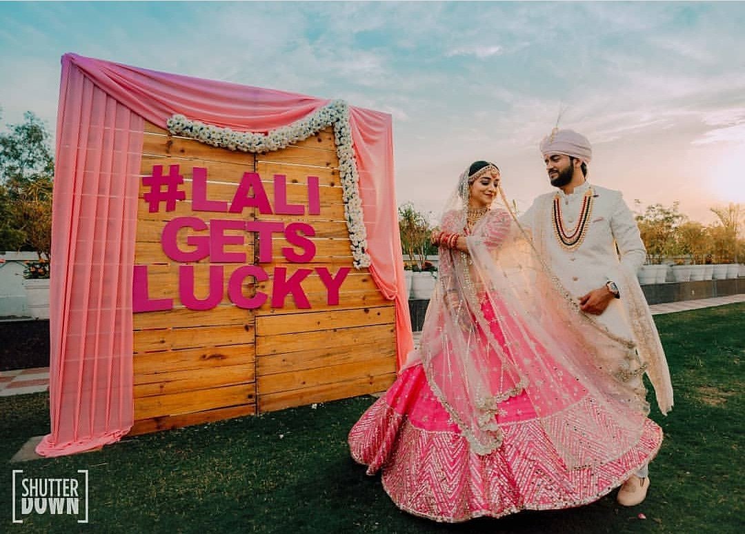 x_plosivevents's tweet photo. And this couple did indeed get lucky because they just got #hitched and they look lovely! Tag your friend who is about to get lucky! âĨī¸
#weddingdiaries
#weddingframe #laligetslucky
#bride #groom #bridegroom
#coupleshoot #weddingcoupleshoot
#weddingdecor
#decorationsofinstagram
# https://t.co/1k5Vru0Drr
