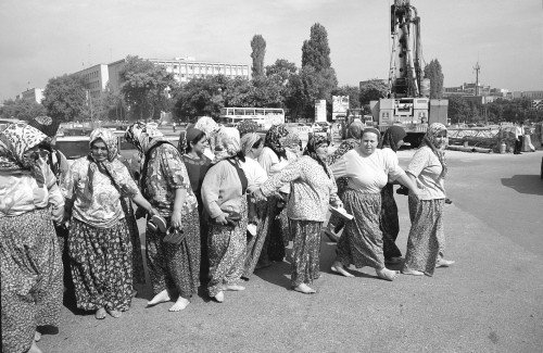 Elifince's tweet photo. Kolektif ekolojik direniş hafızası tazeleme: Kaz Dağları altın madenine karşı yükselen eylemlerin 30 senelik geçmişi var! Bergama'da Türkiye'nin ilk altın madenine karşı efsaneleşen direniş, köylü kadınların ön saflarda bulunduğu yaratıcı eylemlerle 90’ların gündemine oturmuştu + https://t.co/283VSb3KBS