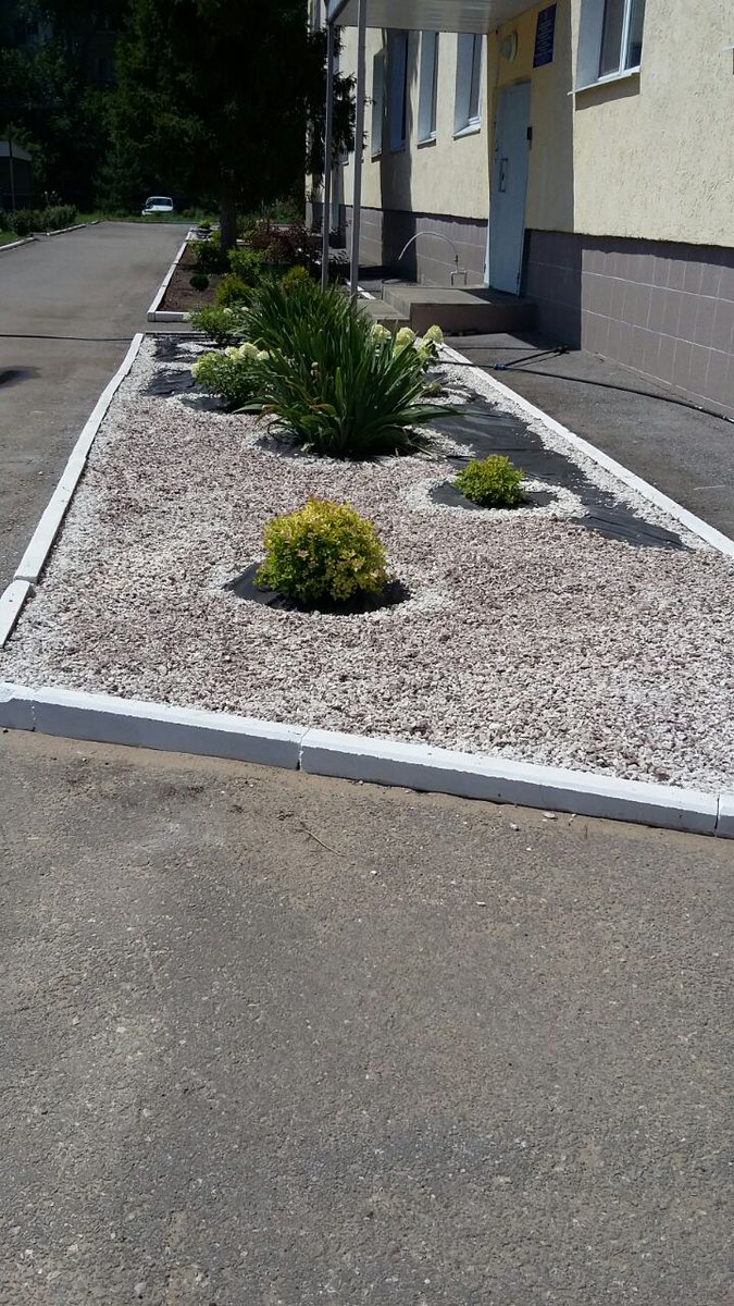 В Детском саду Солнышко пгт Стройкерамика  продолжаются работы по благоустройству территории.  Вот так теперь будут выглядеть центральные клумбы корпуса 1!