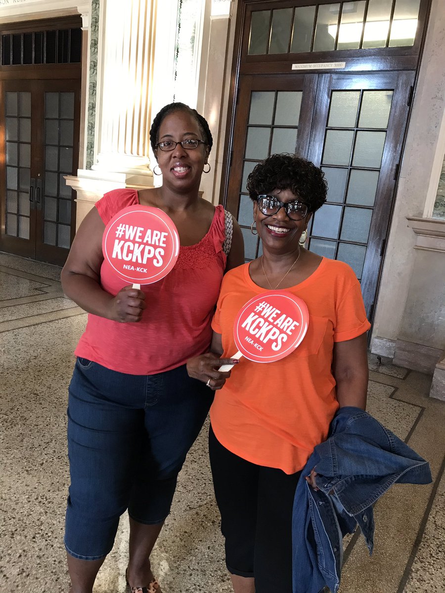 kckschools's tweet photo. We are gathering at Memorial Hall for the 2019 Convocation! π #KCKPSStudentsFirst #KCKPSConvocation https://t.co/JXtM6BLeKK