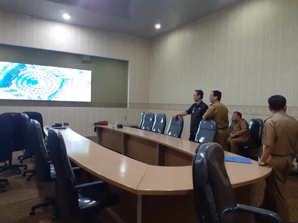 LampungProv_'s tweet photo. Asisten Ekubang Ir.Taufik Hidayat tinjau ruangan Command Center di Dinas Kominfotik Prov Lampung.. https://t.co/dOPIoBhTiL