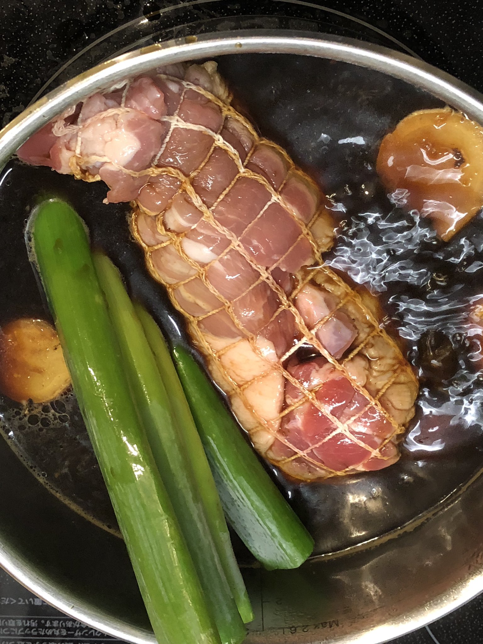 アオキタクト 我が家は直接 醤油ダレでチャーシューを煮るスタイル こうする事で 醤油ダレが肉の旨味を吸って 肉で作った麺つゆ みたいな味になる このタレが ご飯にかけても美味いし コレで煮卵を作ると凄く美味い 何より 秘伝のタレを