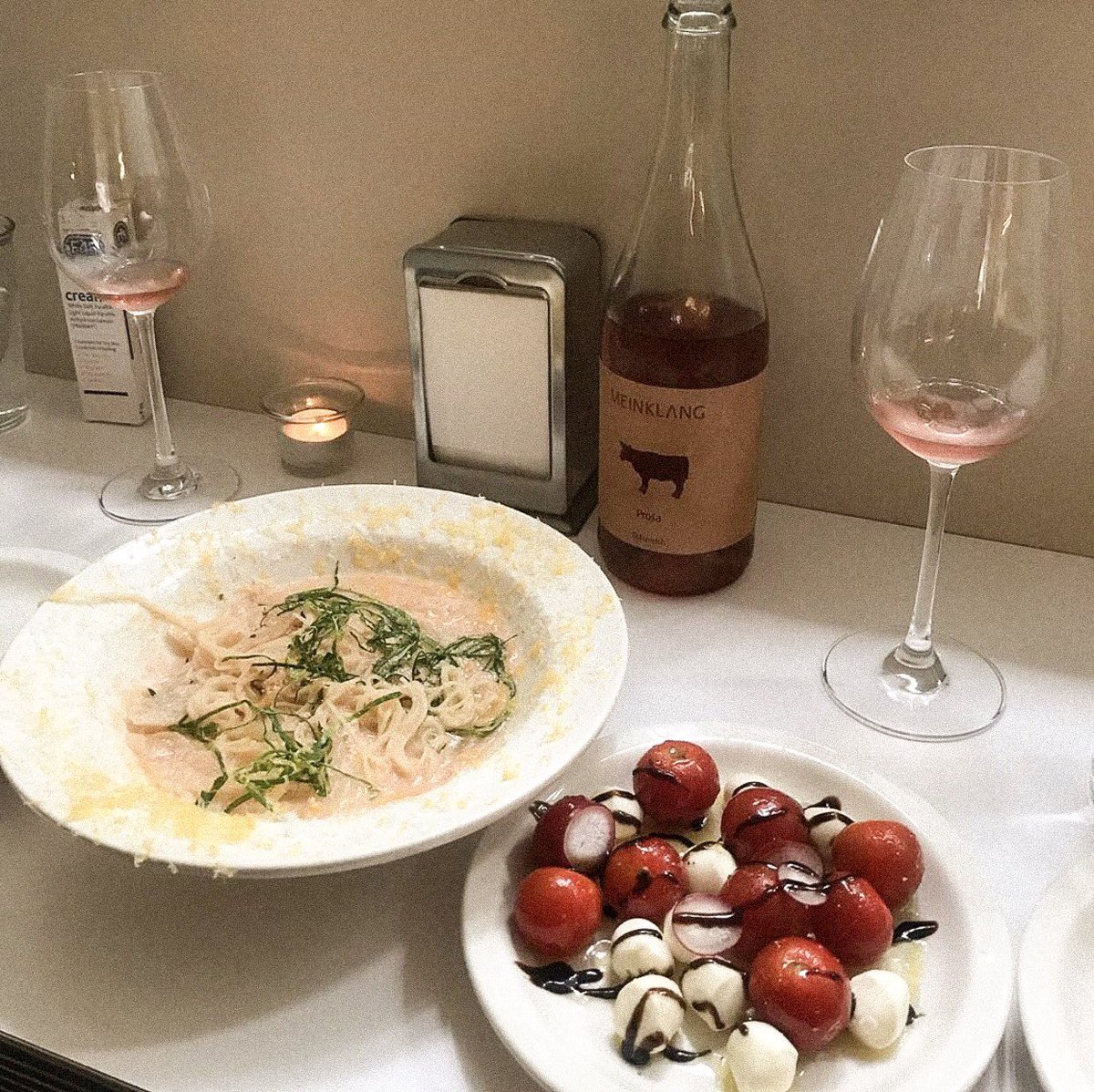 Originallims's tweet photo. Lunch Jazz Club🍷🥪
: คาเฟ่กึ่งบาร์ที่เพิ่งเปิดใหม่ไม่นานมานี้ มีfrench toast, coffee(day)/ natural wine,casual tapas(night)พร้อมกับเพลงjazzฟังชิลๆเบลนเข้ากับร้านที่ให้ความรู้สึกผ่อนคลาย walk-in onlyนะจ้ะ
📍hangangjin exit3
#Originallim @Review_korea #รีวิวเกาหลี #คาเฟ่เกาหลี https://t.co/cs4PLpoWQt