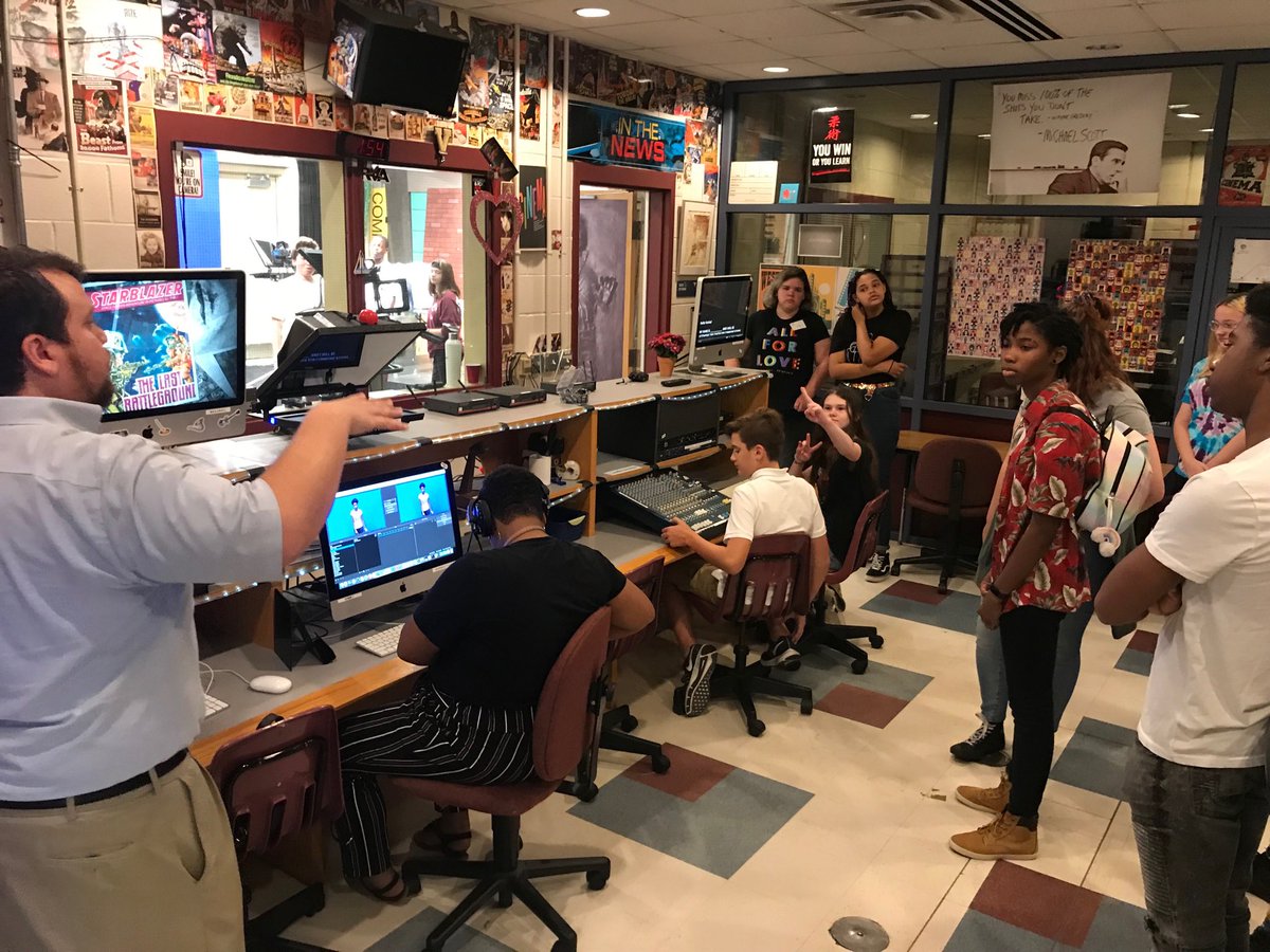 VHS_DevAdvocate's tweet image. Center freshmen having fun at beginner video camp! ⁦@VHS_BlueDevils⁩ ⁦@TFerrellJr3⁩ ⁦@HenricoSchools⁩ ⁦@YouMeAndColorTV⁩ ⁦@heidicraft⁩