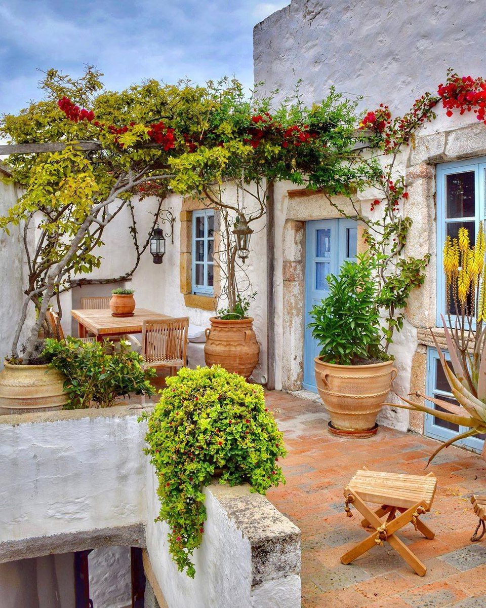 There’s that unmistakable swish of class and chic propelling you through the streets of #Patmos.🙂
#AegeanLikeNoOther | #RegionOfSouthAegean
📸 @ giopat (via IG)👏