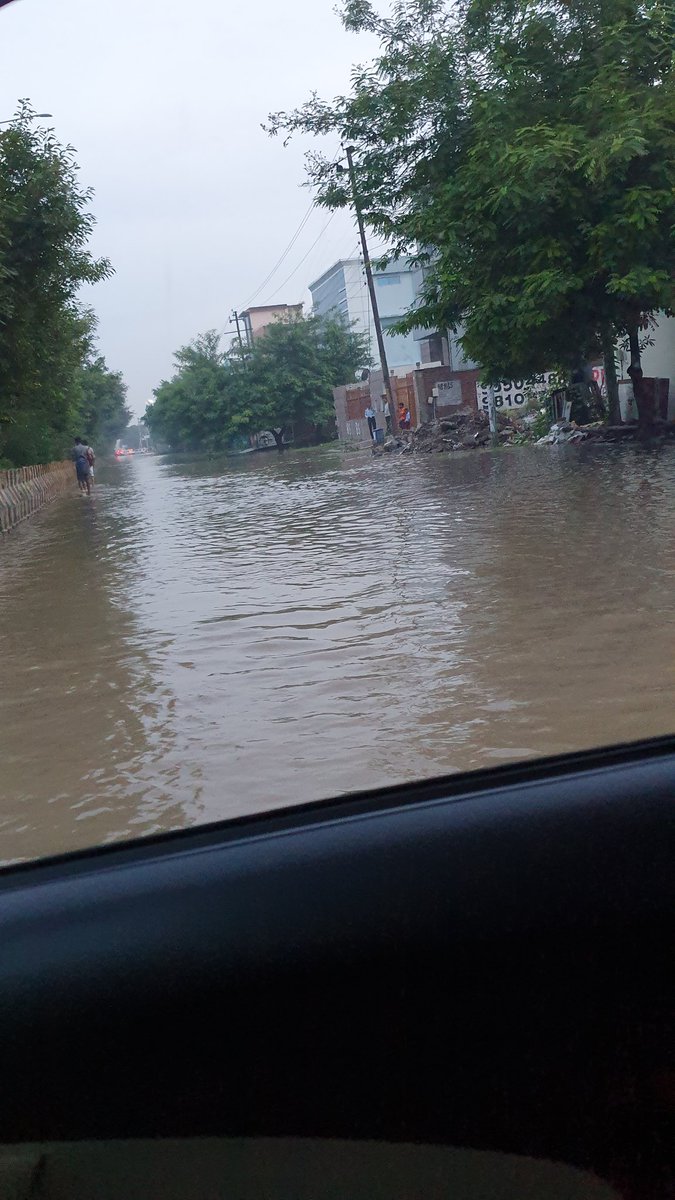 ShubhrockMishra's tweet photo. This is how #Noida looks like after first heavy rain of the season.. @myogiadityanath @CeoNoida please look into this asap as it is causing a lot of trouble for the commuters... @richaanirudh ji how r u commuting ?? #Rainfall #Nodrain @BJP4UP https://t.co/HTtW1ZVkRZ