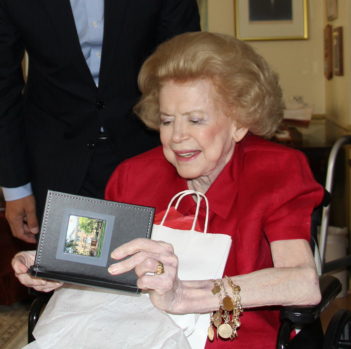 UofSC_HRSM's tweet photo. Forever a Gamecock: Lilla McCutchen Richards grew up on @UofSC's Horseshoe, became #UofSC's 1st female engineering student, and went on to become a leader. As she celebrated her 80th birthday, she shared her story and what the name McCutchen means to her. https://t.co/VWkuPFdga2 https://t.co/beD3DAOUI4