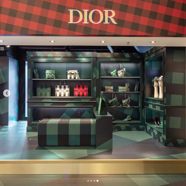 MediaAG's tweet photo. Check out the new @dior popup boutique down in Harrods London, featuring our amazing #taxiwrap designs 😍 #buswrap #outofhome https://t.co/XqKDTMsG6V