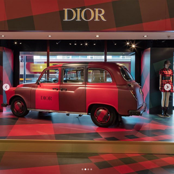 MediaAG's tweet photo. Check out the new @dior popup boutique down in Harrods London, featuring our amazing #taxiwrap designs 😍 #buswrap #outofhome https://t.co/XqKDTMsG6V