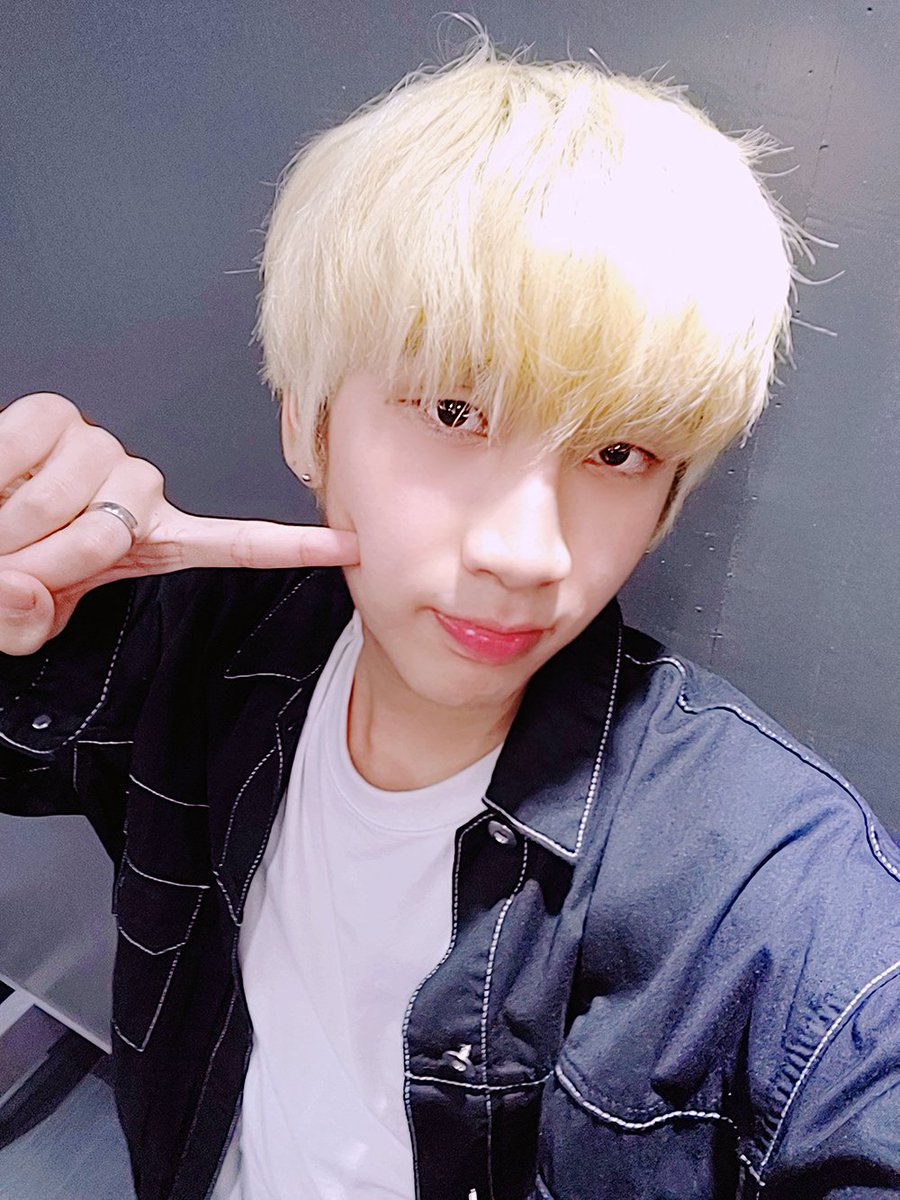 DIA_CRUNCH's tweet photo. [#민혁] 우오아아앙!!!오늘이 1주년이에요 💚💜💙💛❤ 여러분 고맙고 사랑해
#디크런치 #1주년 #빠르다 #디아나 #감사해요 https://t.co/4w6nAml9in