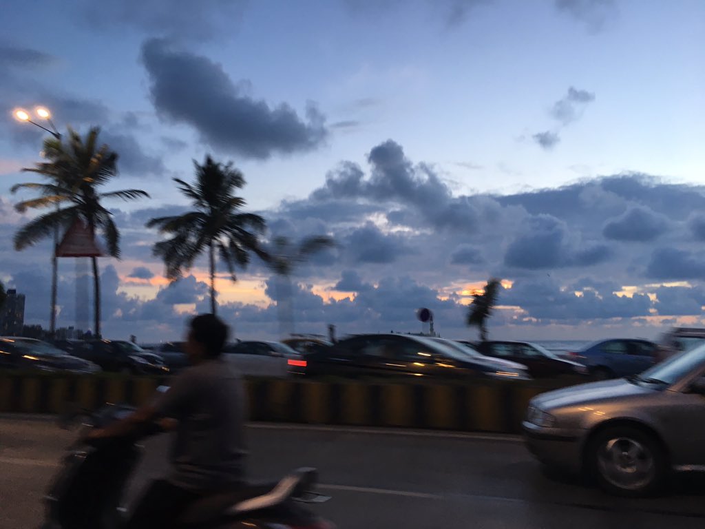 VidhiKasliwal's tweet photo. A beautiful mountain range of clouds in the beautiful hues of the sky...!!! #Mumbai #MumbaiRains #NothingCanBeatNature #NaturalBeauty #SkyGazing #CountingClouds #NoFilter https://t.co/apWrM2KX5k