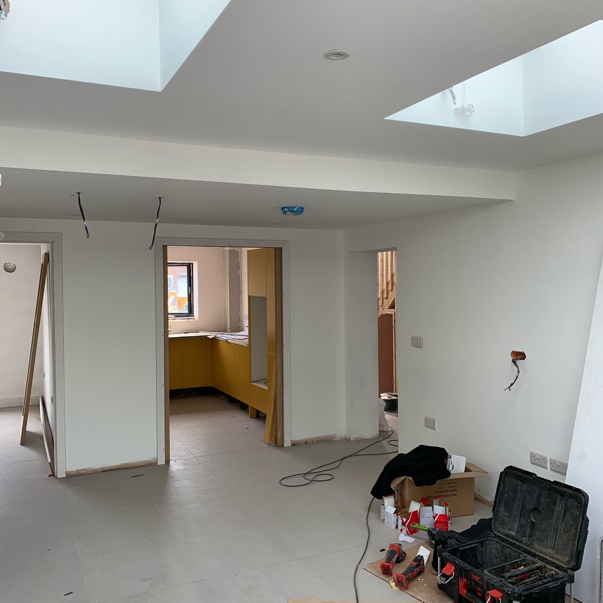 wearebba's tweet photo. #weareonsite at the #WrapAroundHouse in #Cambridge with #APConstruction. The interiors are nearing completion and the yellow kitchen from @WrenKitchens is currently being installed. #wearebba @3cBuilding #CARStructures https://t.co/WZ8lhWA9yp