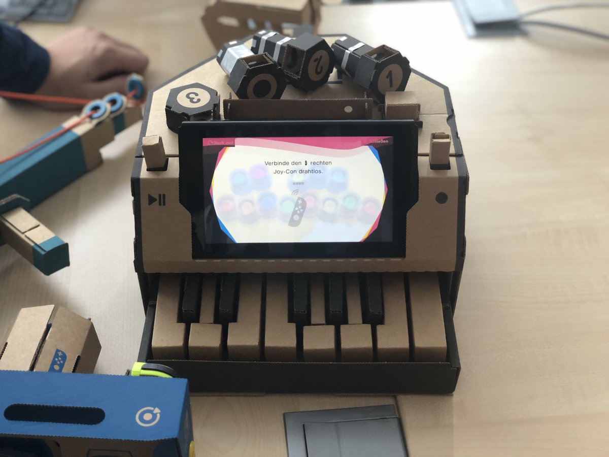 VCRPNews's tweet photo. Wir sind heute zu Besuch im „Immersive Quantified Learning Lab“ des @DFKI und der @uni_kl, das am Lernen der Zukunft forscht. #iQL #ImmersiveQuantifiedLearning #VCRPde https://t.co/MTQH03PBhh