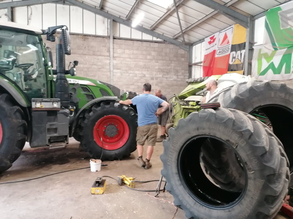 thecropdoctor's tweet photo. @fatmush01 practicing for a @McLarenF1 pit stop onto the @MichelinAgriUK #smooth #NoSplits https://t.co/4NL9uZZixn