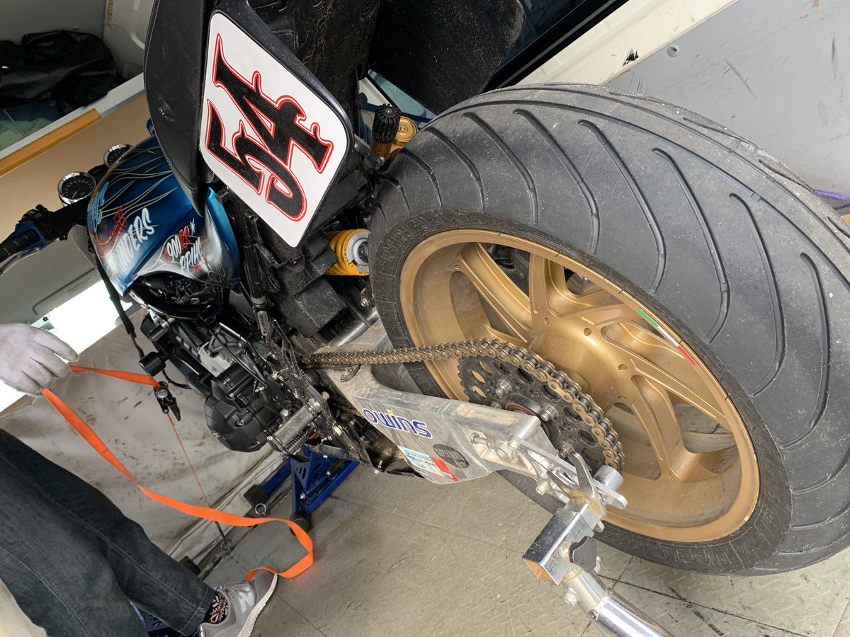 tetsugo1025's tweet image. マシンが帰国しました！

出国まで時間がなく、走ったままの状態です😆
D;REX豊田さんに手伝ってもらって、2人で汗ダクになりながら無事引き取りました！
素晴らしいマシンで戦うことが出来て本当に感謝です😊

#ppihc  #bluethunders  #iconmoto #afgmoto  #z900rs #ppihc2019