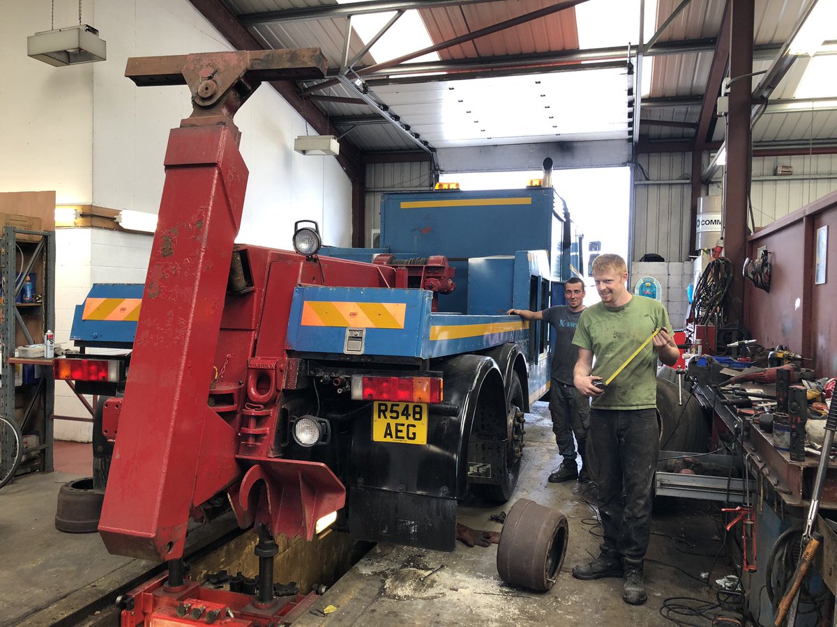 MorseCoaches's tweet photo. Lads are busy in the garage with their new toy! #bigbeast #readyfortest https://t.co/fHPpZgfmWT