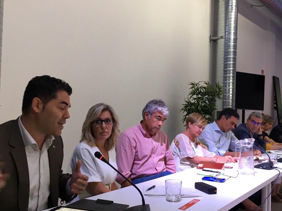 Compartiendo con el Presidente <a href="/sanchezcastejon/">Pedro Sánchez</a> las conclusiones que generamos en nuestras II Jornadas Turismo, Innovacion y M.A. en el Senado, para dar respuesta a los problemas de la España rural en la mesa de participación sobre #Despoblación y Reto Demográfico #YoSoyDePueblo