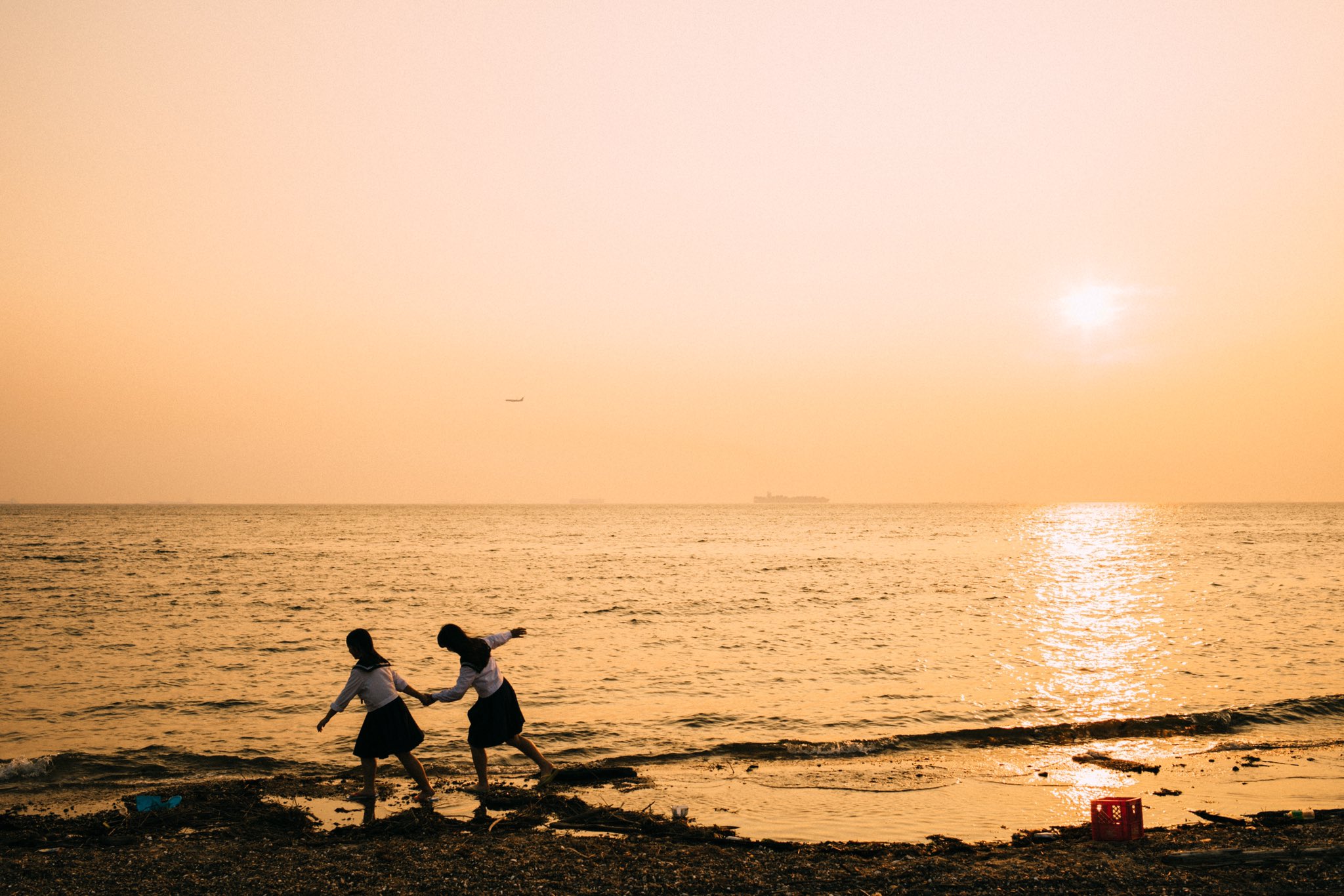うちだしんのすけ 夏色フォトグラフィー発売中 愛知県知多半島に住む女子高生と海 ここは常滑市の海岸で 落ちていく夕日と空港に向かう飛行機を撮ることが出来ます 僕の地元静岡市付近では見れない光景 夏色フォトグラフィー 愛知県 常滑市