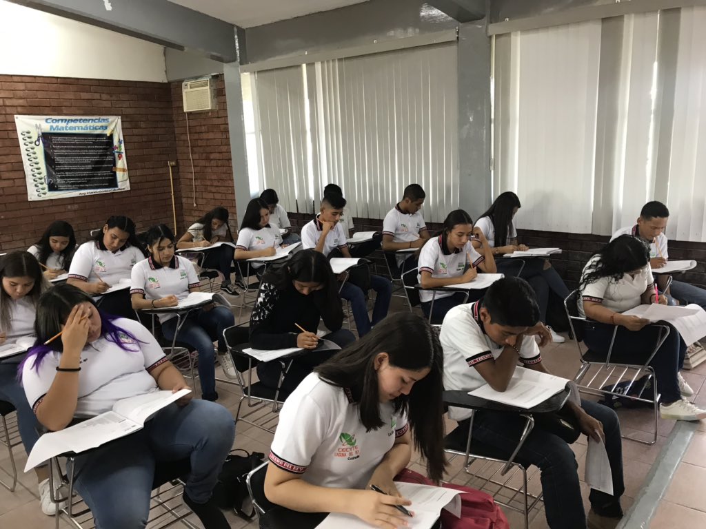 Alumnos de nuevo ingreso presentando su examen de pre test