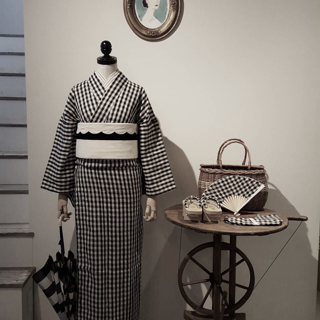 Double Maison 薄手の心地良いリネンで きものをつくりました ドゥーブルメゾンでも お馴染みのギンガムチェックの生地で まるでワンピースを着ているかのような 軽くストレスのない着心地が嬉しい一枚 ギンガムチェックのきもの 49 000 税
