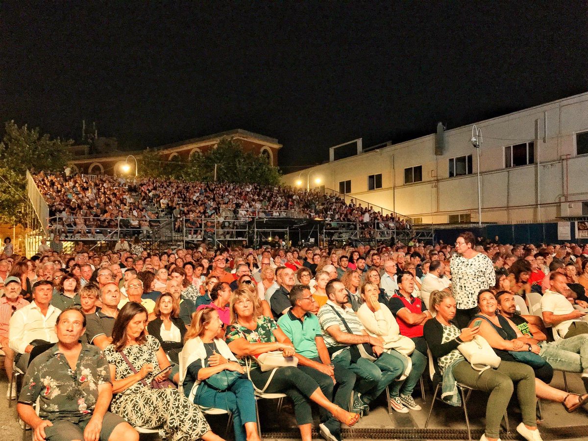 elle_tealdi's tweet image. A Genova la comicità è un prodotto tipico - come il pesto o la focaccia - un mondo a parte, con tutta la sua dimensione, la sua storia, le sue maschere. Un mondo che - per 2 volte - ha riempito L’Arena del Mare (#Bruciabaracche e #Piratideicaruggi).
-
#EstateSpettacolo19
#SoldOut