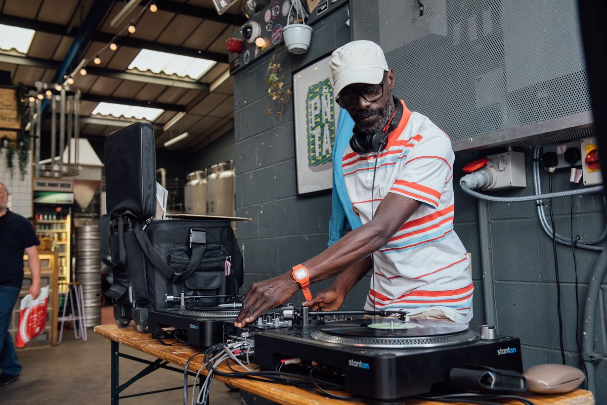 LeedsIndieFood's tweet photo. 🎶 This Saturday at #VegNorth: Simpatilads Micro Pop-Up Record Shop 🎶

@edv3ctor has raided his archive to bring you a pop-up record shop @NorthBrewCo, letting go of some doubles, sealed, cut out hip hop, obscure electronica, self produced EPs, and more. Come have a browse! https://t.co/4XZxrodMxa