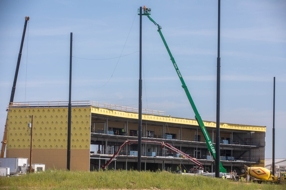 greatshotsgolf's tweet photo. Update: We've been running the cables to link the poles together and hold the nets in place. 

RT if you're getting excited after seeing these progress shots!

#GreatShots https://t.co/6neHbds95y