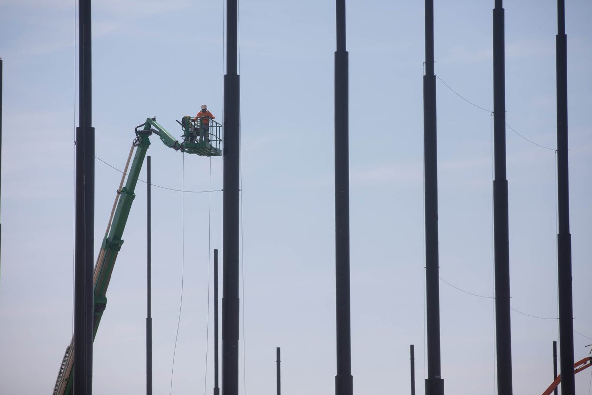 greatshotsgolf's tweet photo. Update: We've been running the cables to link the poles together and hold the nets in place. 

RT if you're getting excited after seeing these progress shots!

#GreatShots https://t.co/6neHbds95y