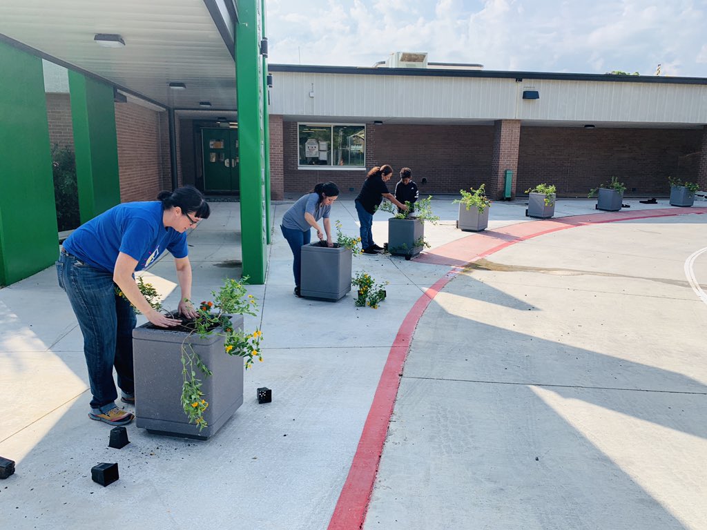 DrElenaSHill's tweet photo. Great things are happening at Hogg! The team is putting the finishing touches on their new circle driveway! #curbappeal #futureready #teamrazorbacks https://t.co/ASQoKvYsBN
