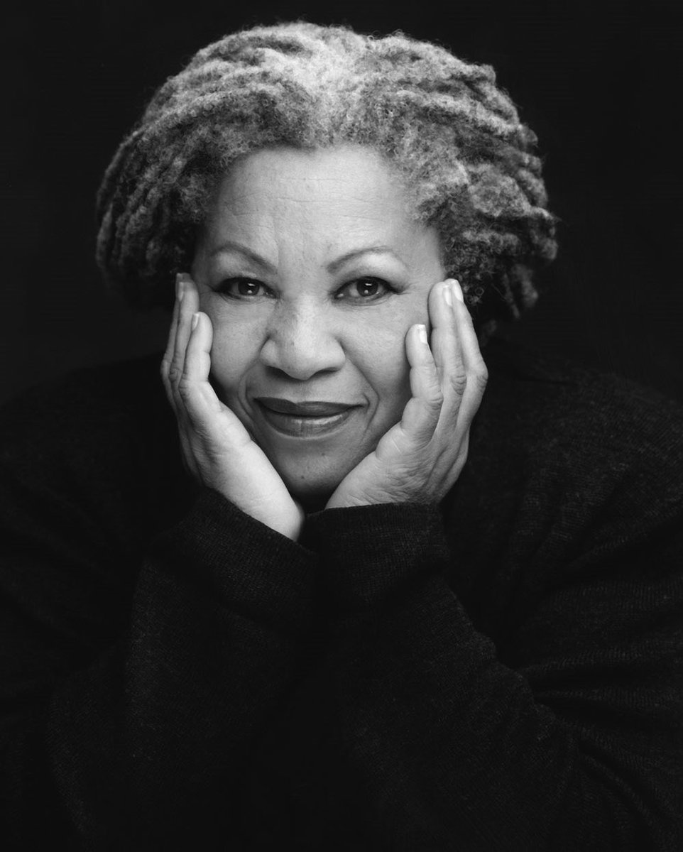 InstMujeres's tweet photo. Fallece a los 88 años la escritora Toni Morrison, la primera mujer afroamericana en obtener el Premio Nobel de Literatura (1993). También fue ganadora del Premio Pulitzer en 1988. En sus obras hablaba de la vida de la población negra, en especial de mujeres. #InMujer #InMujer35A https://t.co/ID9fuvwwes