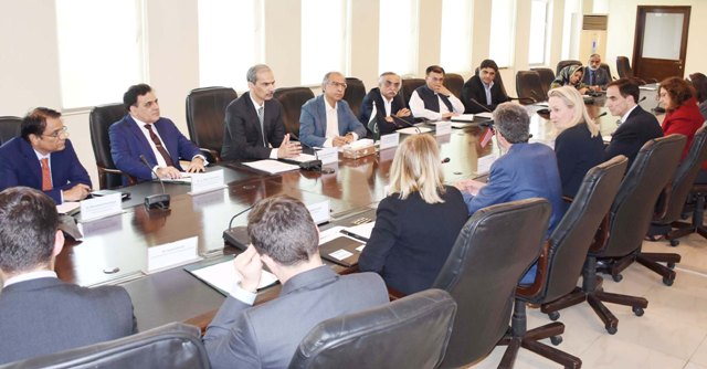 appcsocialmedia's tweet photo. #Hafeez briefs #USdelegation to ensure #EconomicDiscipline in #Country

#APPNews

@pid_gov @RadioPakistan @demp_gov @a_hafeezshaikh
#FATF @StateDept #SouthCentralAsianAffairs #USTreasury

https://t.co/x6Va8PteBj https://t.co/Wd9s764nz5