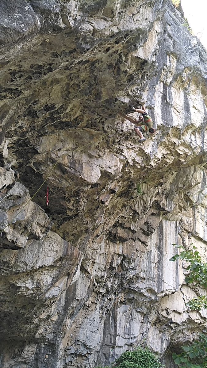 herrerogoizueta's tweet photo. Primer día de escalada tras la 5a luxación... Contento. En #losMeses #Canfranc 5 largos (2 arrastradas por un 6c+...) de primero pero sin dolor y buenas sensaciones con Eriko y la suerte de haber coincidido con Dani Fuertes y ver lo que es escalar BIEN. https://t.co/znIYNTScZb