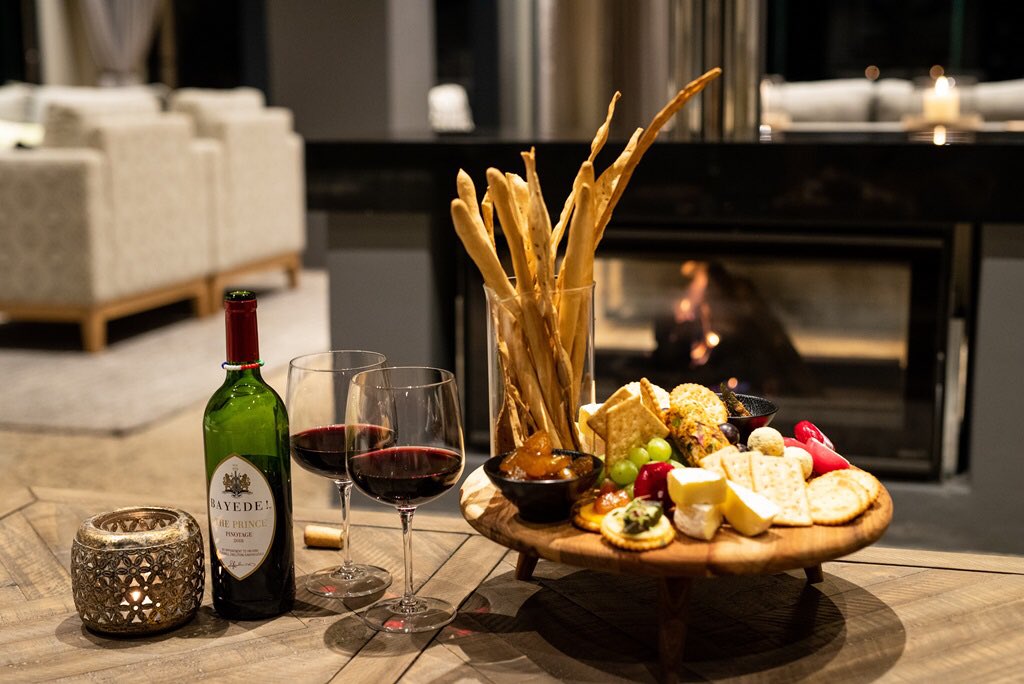 As the sun slowly sets on Zululand, the warm welcome of the Mantis staff invites you to sit back and enjoy an evening with us...
.
#biyelalodge #evenings #uxurytravel #hospitality #umfolozibigfivegamereserve #mantiscollection