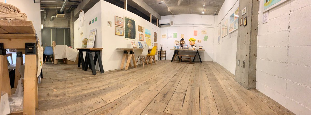 Emia08's tweet photo. 初個展二日間、ありがとうございました！！ 
卒業制作からはじまり、3冊の絵本を出せたこと、それらの作品を展示してひとつの世界観を持った空間を作れたこと、とても感慨深いです。

これからも、テオとチーロがよりたくさんのひとに親しんでもらえるように、彼らの世界を広げていきます！🐔 https://t.co/uMCJBX0gCG