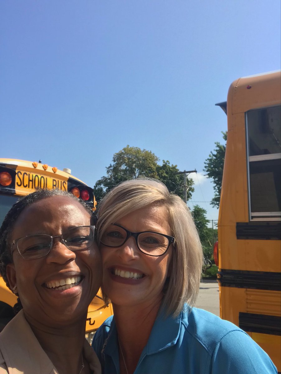 Ebithetimi's tweet photo. Selfie with my Principal #excited #GvNTOBlueBus #WeareGrandview https://t.co/Ucl8J1pGhO