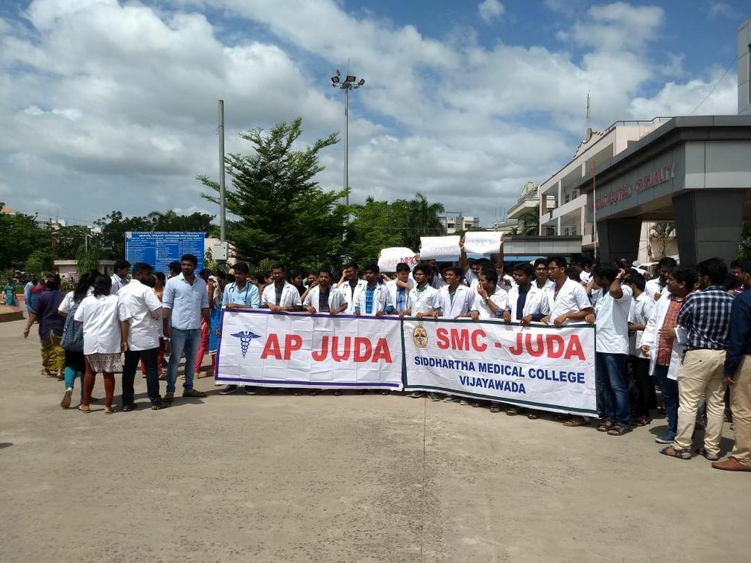 _DrJTM's tweet photo. Doctors on roads? Fighting to save their profession??
IS INDIA STILL ALIVE?
Politicians : wait my quacks will come and save India 🥳🥳
#SayNoToNMCbill @AmitShah @BJP4India @BJP4Andhra @PawanKalyan https://t.co/XDTMUlHKeL