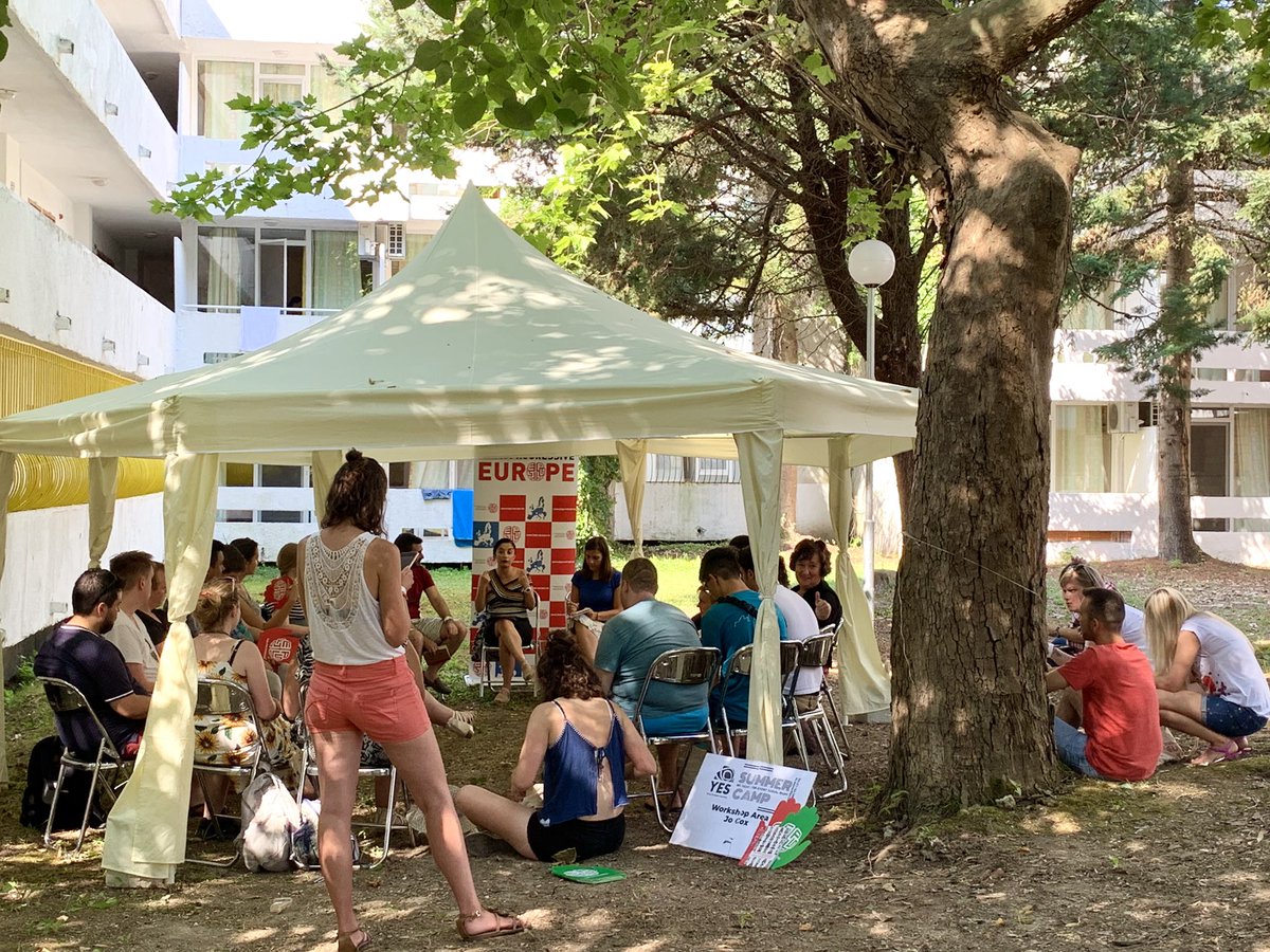 Jeunessoc44's tweet photo. #YesSummerCamp2019 🌹
Un événement riche d'échanges, de partage et de découverte entre jeunes socialistes venus de toute l'Europe.
Nous continuerons à nous battre côte à côte pour les valeurs qui nous rassemblent, et pour les droits de toutes et tous !✊🌈 https://t.co/vLeLaH3Rcm