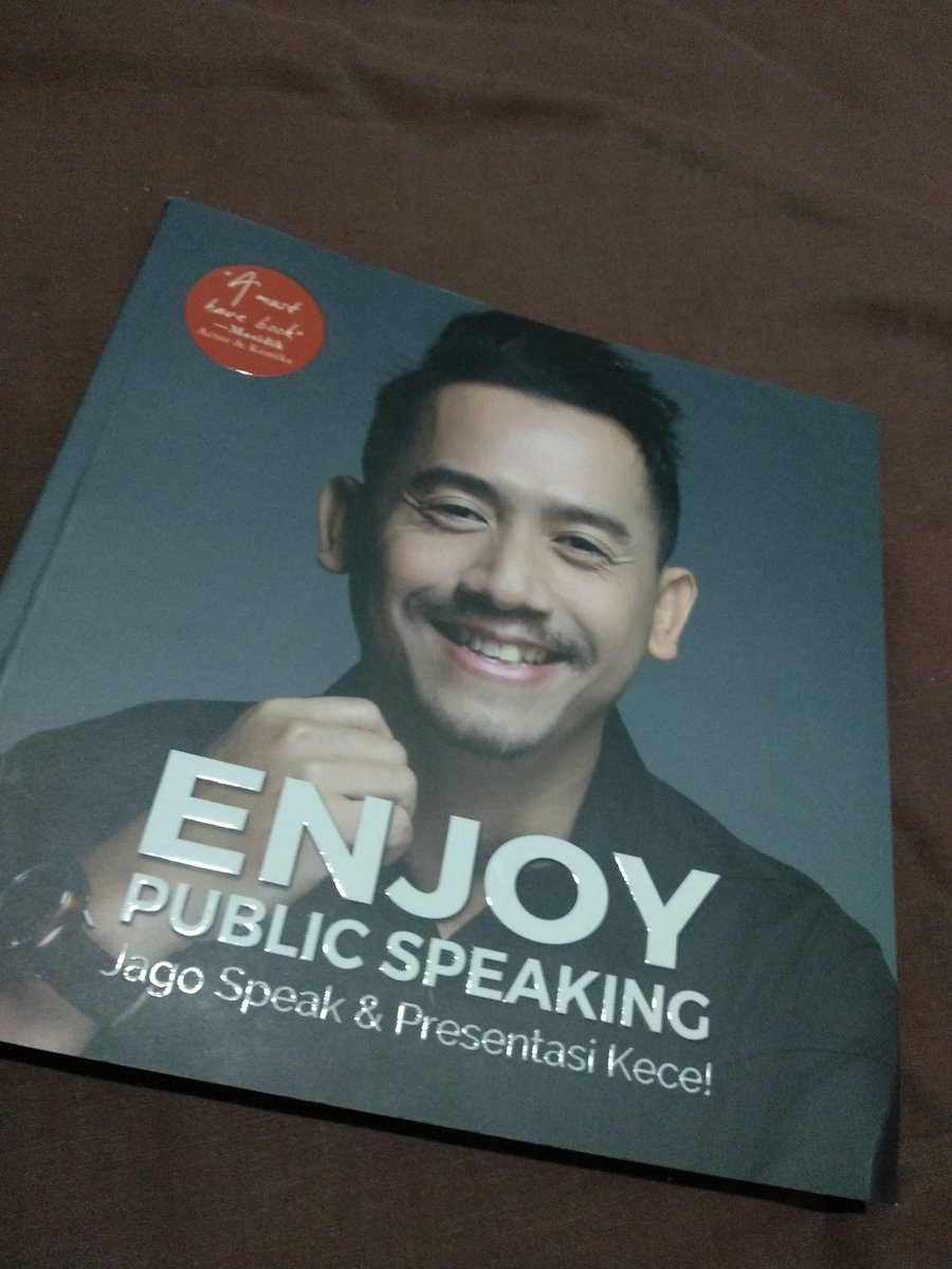 Tweeps... Ada buku public speaking bagus nih. Bagus enggaknya sebuah buku bagi gw adalah, semakin gw maki2 tuh buku, berarti semakin bagus. Kenapa gw maki2? Karena gw kalah point banyak sama buku itu 😅😅😅.
Kali ini gw mau omongin bukunya <a href="/DJ4rie/">DJ Arie</a> .